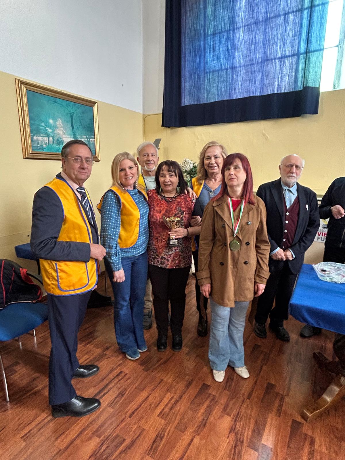La premiazione di Filippa insieme a tutti e quattro i volontari del Lions Club